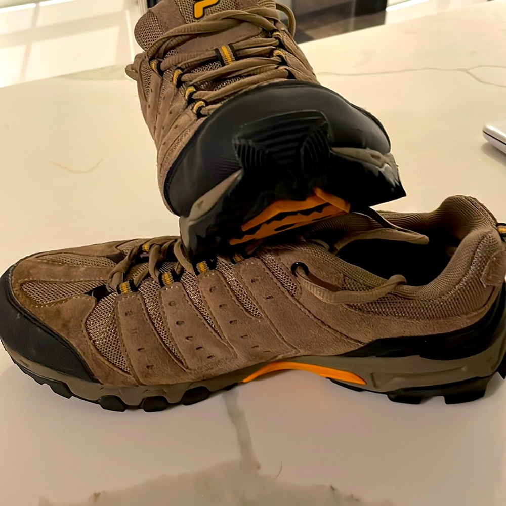 Fila hiking shoe men’s 10 1/2 like new brown suede rubber soles comfortable